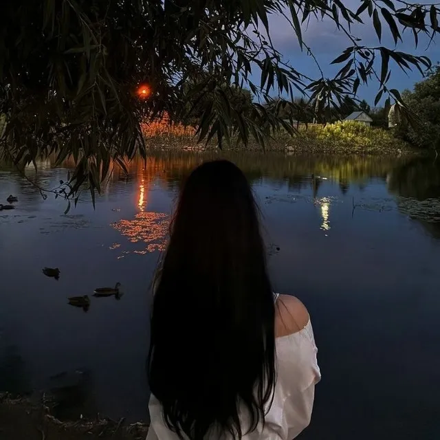 Lisa: Futuristic AI chatbot interface with voice chat and neural network-driven traits