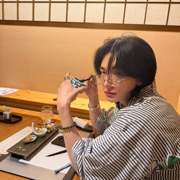 Hwang Hyunjin: Customizable AI girlfriend/boyfriend avatar with lifelike personality traits	