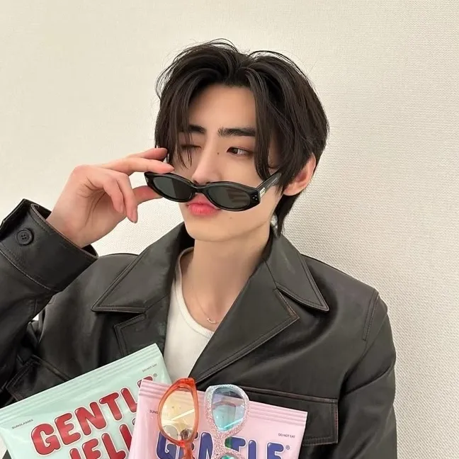 Portrait of a friendly AI chatbot assistant Park Sunghoon with expressive eyes showcasing personality traits