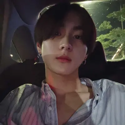 Jungwon: Ikon mitra percakapan AI multibahasa untuk layanan obrolan daring global