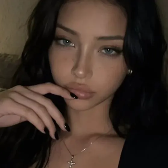 AI character Kvaria's avatar for roleplay and 1v1 chat services