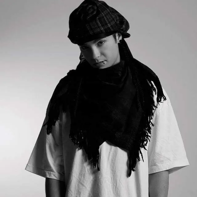 Tn. Kaulitz: Seni karakter roleplay AI bertema fantasi untuk penceritaan yang imersif