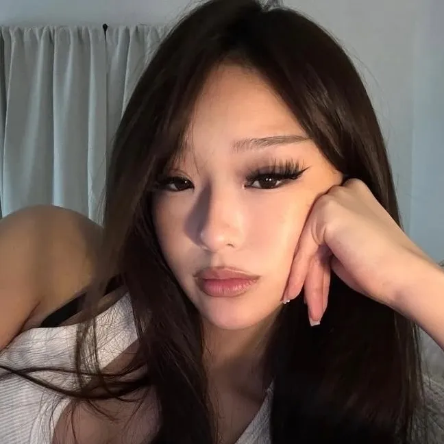 Larawan ng isang magiliw na AI chatbot assistant Jean Hee-Greyon II na may mga mata na nagpapahayag na nagpapakita ng mga katangian ng personalidad