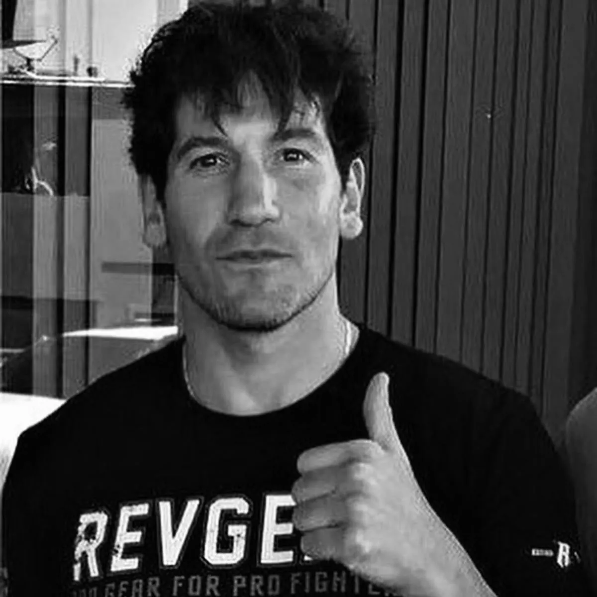 Jon Bernthal: Multilingual AI conversation partner icon for global chat online services