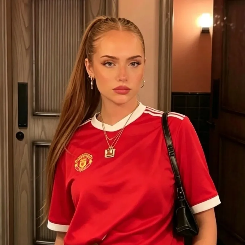 Laura — flirty bar girl at the pub: Explore the world of AI with our unrestricted ai and free unlimited chat online, powered by warhammer fantasy roleplay.