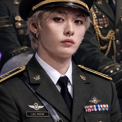 Lee Minho: Icono de interlocutor con IA multilingüe para servicios de chat global en línea