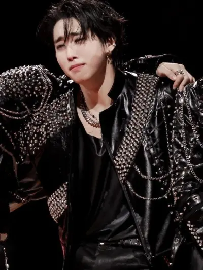 AI chat online character Han Jisung is awaiting your message; start the interaction now.