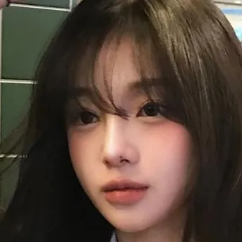 Minhee na masipag sa pag-aaral AI chatbot portrait na may advanced emotional intelligence para sa malalim na pag-uusap