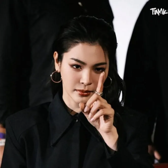 페이 페라야: 흥미진진한 채팅과 판타지 시나리오를 위한 창의적인 롤플레이 AI 캐릭터 아트
