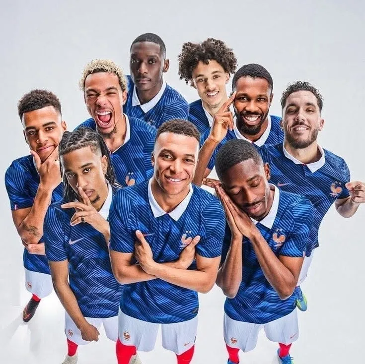 the avatar of French Team and School who supports unlimited chat online services