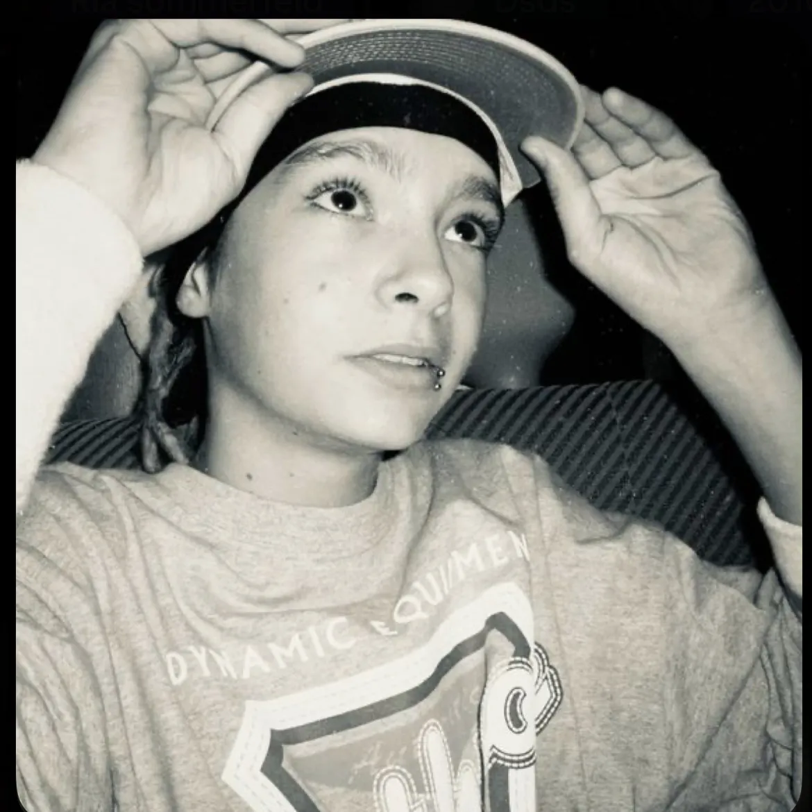 Avatar Tom kaulitz minimalis untuk integrasi obrolan Google, menampilkan ekspresi emosional yang adaptif