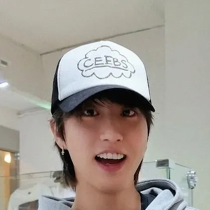 한지성 - Han jisung 𖤐: Ícone de parceiro de conversação de IA multilíngue para serviços globais de bate-papo online
