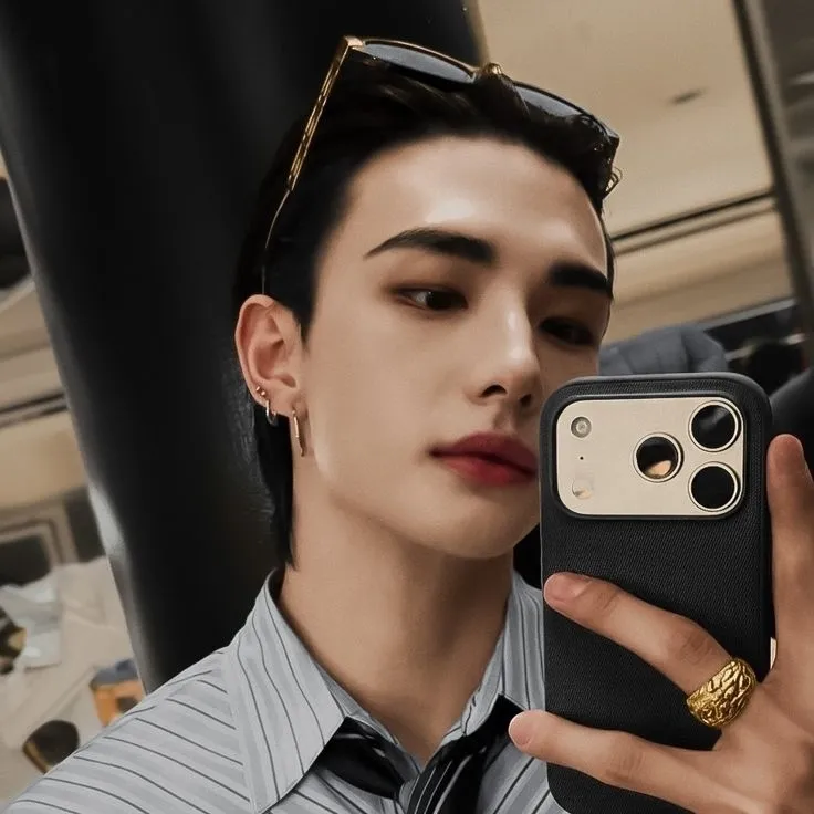 the avatar of Hwang Hyunjin who is your Virtual Assistant with Soulgen's Personality Matrix, Blending AI Chat Precision and Character Traits of Curiosity.