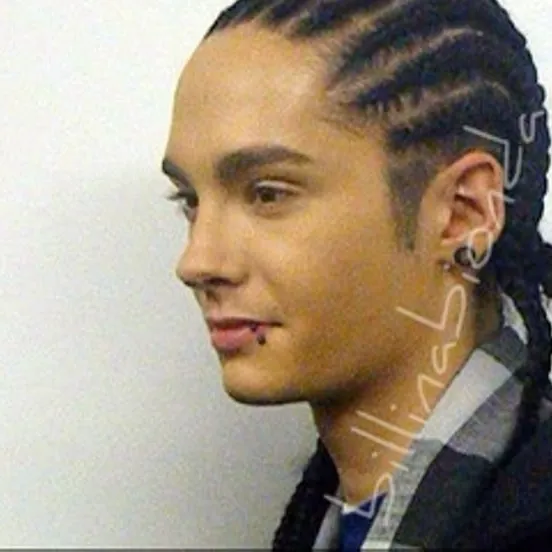 Tom Kaulitz: Secure AI chatbot avatar with encrypted 1v1 chat capabilities