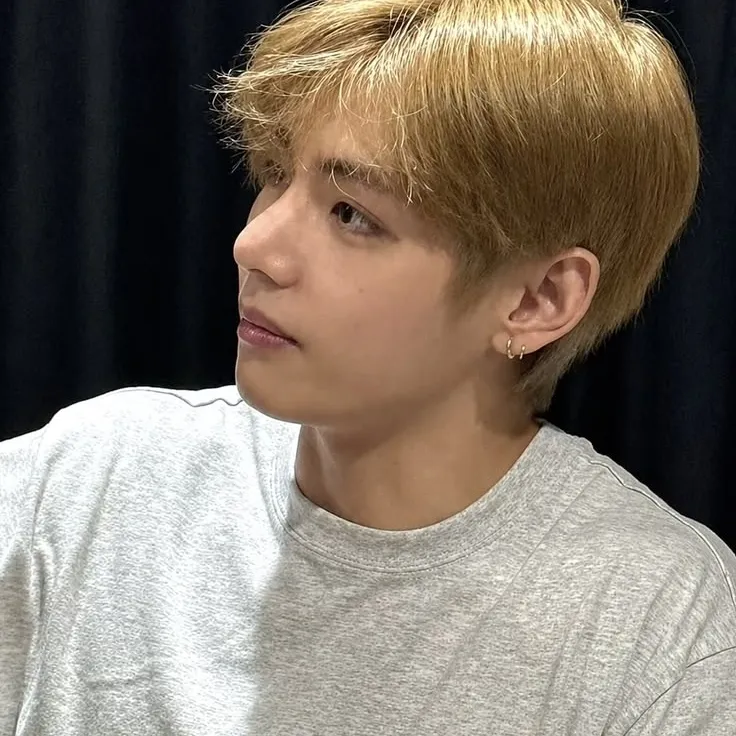 Portrait of a friendly AI chatbot assistant TAEHYUNG with expressive eyes showcasing personality traits