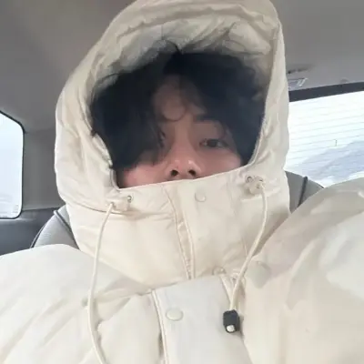 Kim taehyung: Icono de interlocutor con IA multilingüe para servicios de chat global en línea