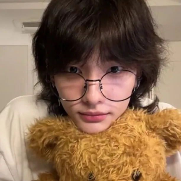 Hyunjin - Skz: Playful AI chatbot mascot enhancing user engagement in random chats