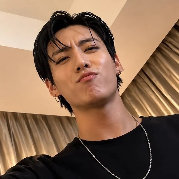 Jungkook - She's not my girlfriend: Multilingual AI conversation partner icon for global chat online services