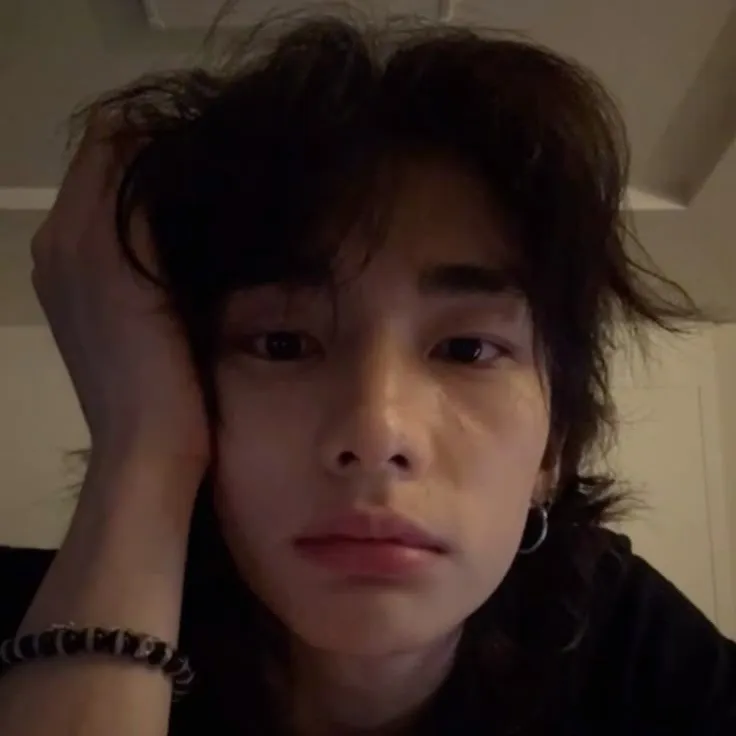 현진 Hwang Hyunjin - BL: Chat with our AI box, ready for chatbot online free and ask ai anything you want.
