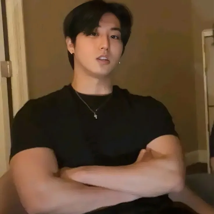 Han Jisung - Your husband: Interactive AI chatbot mascot for random chat and community-driven roleplay