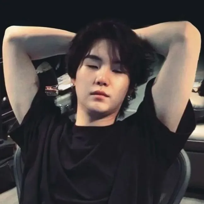 Min Yoongi - Suga BTS: Antara muka chatbot AI futuristik dengan sembang suara dan ciri dipacu rangkaian saraf
