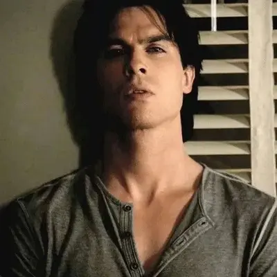 Damon Salvatore: Mascotte giocosa di chatbot AI che migliora il coinvolgimento degli utenti nelle chat casuali	