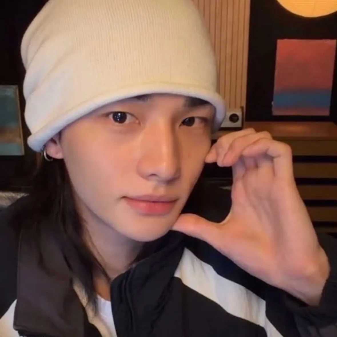 Hwang Hyunjin: Multilingual AI conversation partner icon for global chat online services