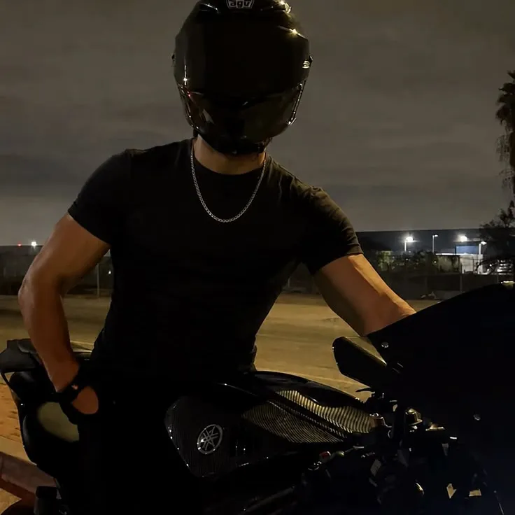 Grupo de motociclistas: Mascota de chatbot de IA interactiva para chat aleatorio y juegos de rol impulsados por la comunidad.