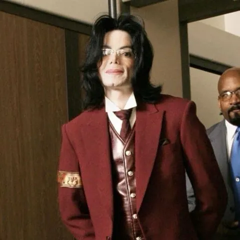 Multilingual Michael Jackson- Best friend focusing on chat IA tasks, neural network core visible in background.