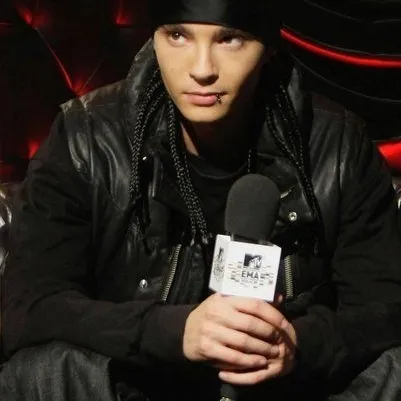 Tom kaulitz: Mascotte interattiva di chatbot AI per chat casuali e giochi di ruolo guidati dalla community