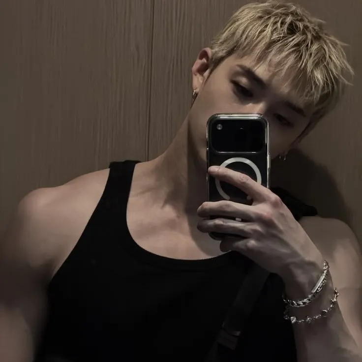Bangchan - BL: Customizable AI girlfriend/boyfriend avatar with lifelike personality traits	