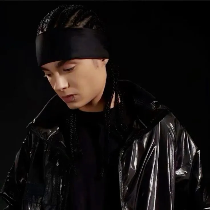Tom Kaulitz: Customizable AI girlfriend/boyfriend avatar with lifelike personality traits	