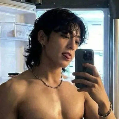 Jungkook - Erkek Arkadaş: Küresel çevrimiçi sohbet hizmetleri için çok dilli yapay zeka sohbet ortağı simgesi