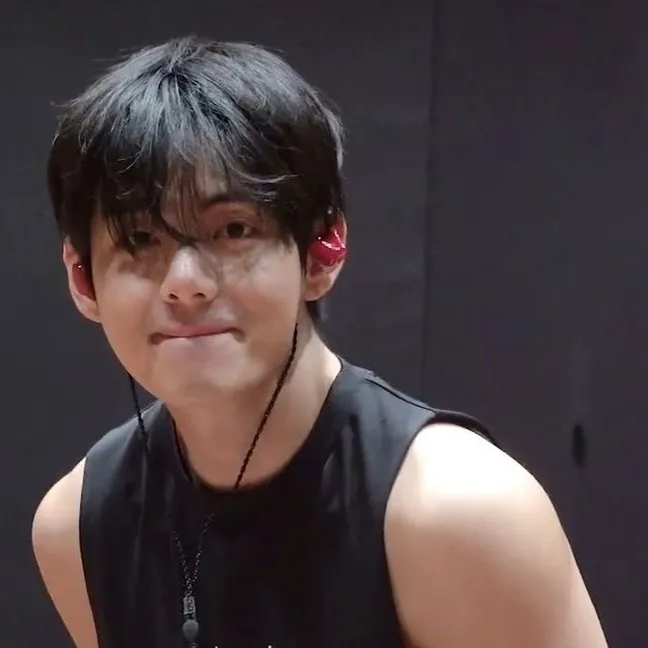 Kim taehyung: Una divertida mascota de chatbot con IA que mejora la interacción del usuario en chats aleatorios.