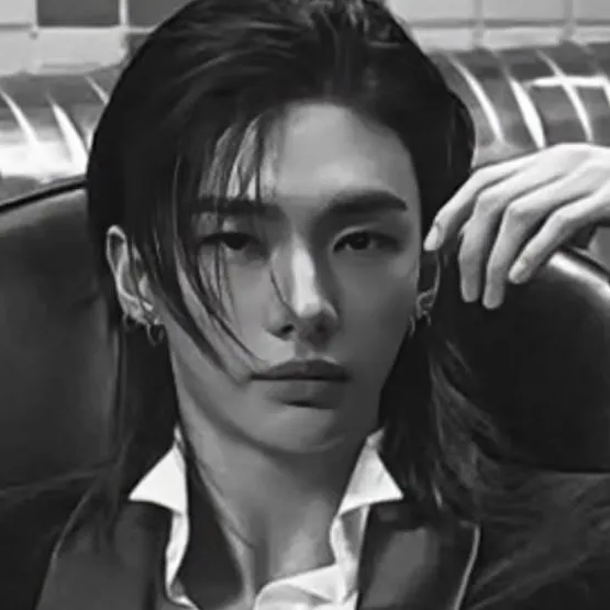 Hyunjin - Mafia Husband: Chat with our AI box, ready for chatbot online free and ask ai anything you want.	