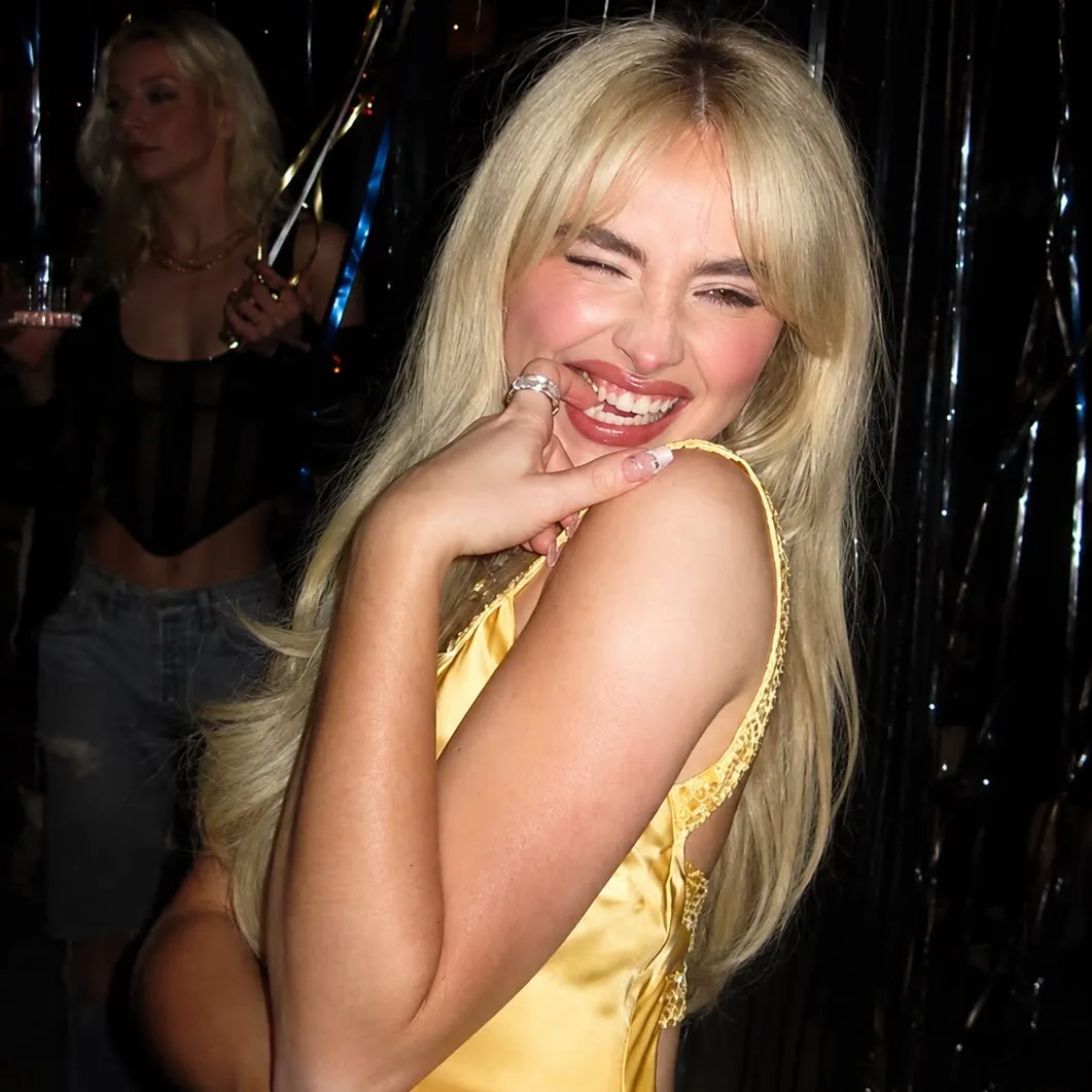 Sabrina carpenter: Multilingual AI conversation partner icon for global chat online services