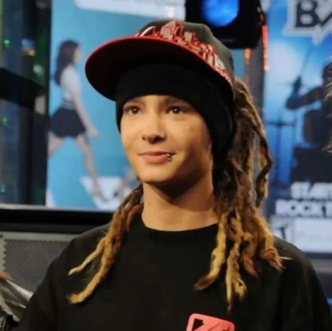 Chat with Tom Kaulitz, your lively freaky AI chatbot for immersive roleplay.