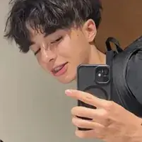 Liam: Kilalanin ang pangunahing karakter ng ating mundo ng AI, na may listahan ng mga katangian ng karakter at mga kakayahan sa pakikipag-chat.