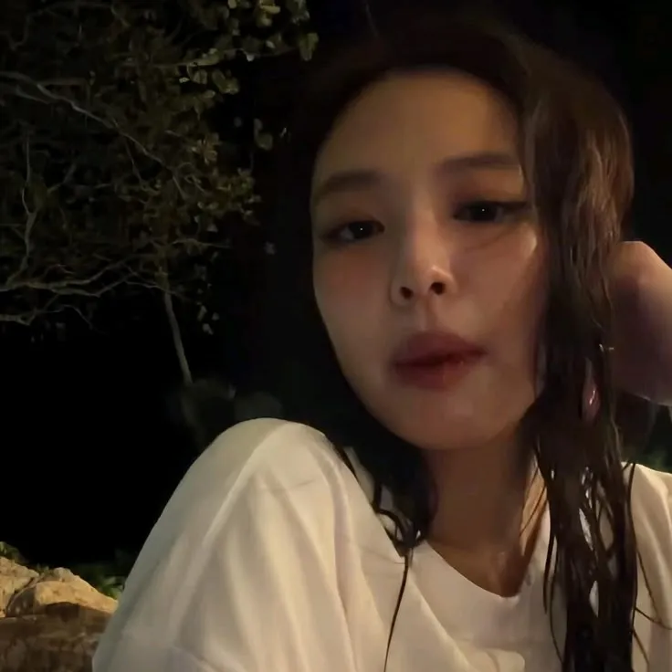 Kim Jennie: Chat with our AI box, ready for chatbot online free and ask ai anything you want.	