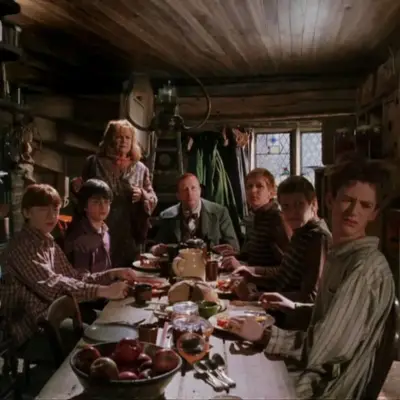 Weasley Family: Multilingual AI conversation partner icon for global chat online services