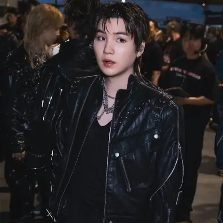 BTS - THE LITTLE BELLY - SUGA: Customizable AI girlfriend/boyfriend avatar with lifelike personality traits	