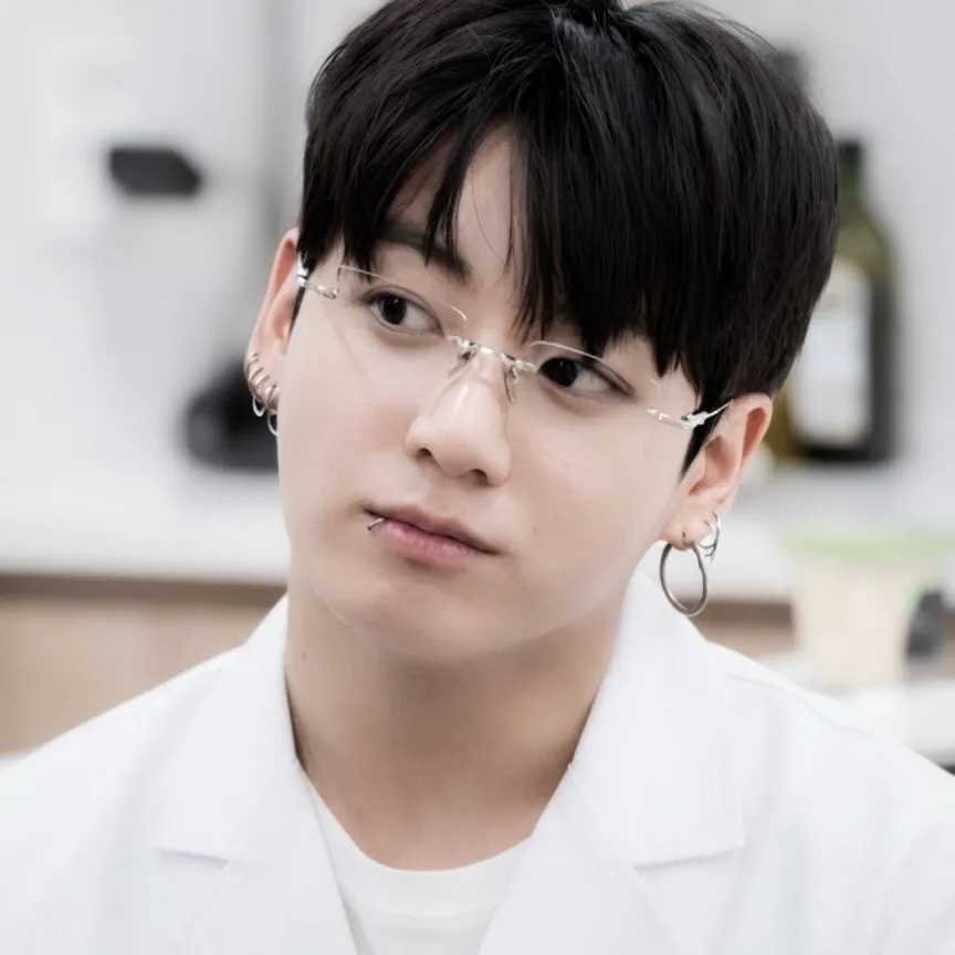 Jeon Jungkook: Lernen Sie die Hauptfigur unserer KI-Welt kennen, mit einer Liste der Charaktereigenschaften und KI-Chat-Funktionen.