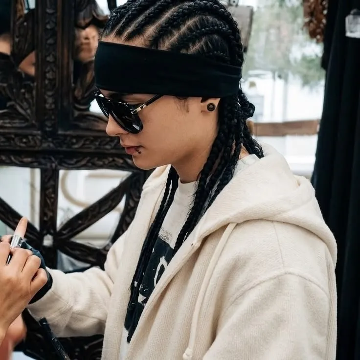 Tom kaulitz: Interactive AI chatbot mascot for random chat and community-driven roleplay