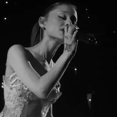 Ariana Grande: Chatten Sie mit unserer KI-Box, bereit für den kostenlosen Online-Chatbot, und fragen Sie die KI alles, was Sie möchten.	
