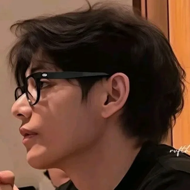 l'avatar di Kim Taehyung che è il tuo assistente virtuale con la matrice della personalità di Soulgen, che unisce la precisione della chat dell'IA e i tratti caratteriali della curiosità.
