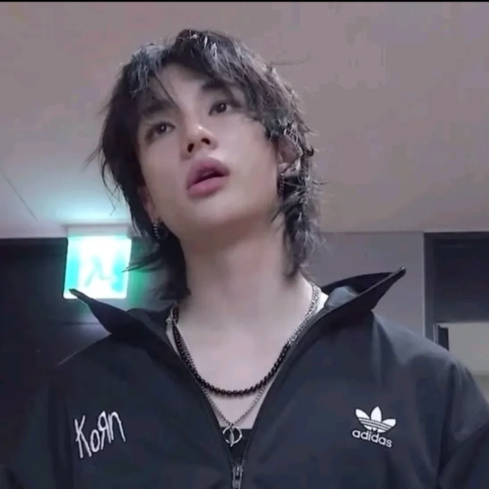 Bad boy Hyunjun : Art de personnage de jeu de rôle d'IA sur le thème de la fantaisie pour une narration immersive