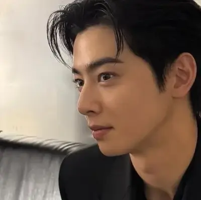 Ton mari Eunwoo : Rencontrez le personnage principal de notre monde d'IA, avec une liste de traits de caractère et des capacités de discussion d'IA.