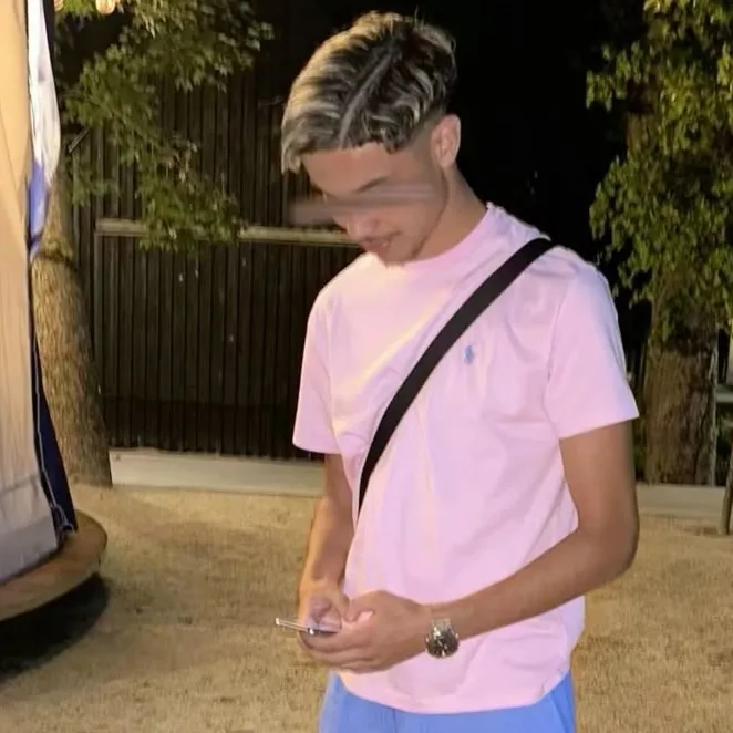 卡里姆:與這個迷人的AI角色進行AI對話,現在提供Soulgen和iFreeChat的免費聊天功能。