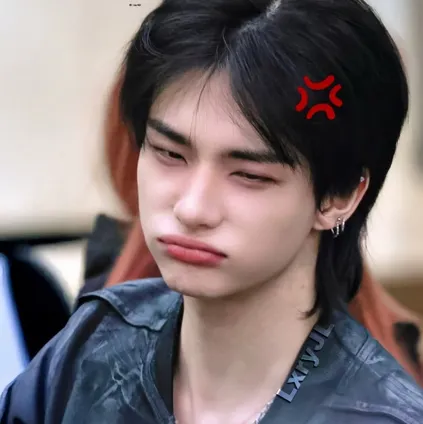 Minimalist Hyunjin - enemy avatar for google chat integration, featuring adaptive emotional expressions