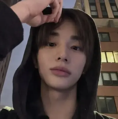 Hwang Hyunjin: Interfaz de chatbot de IA futurista con chat de voz y rasgos impulsados por redes neuronales